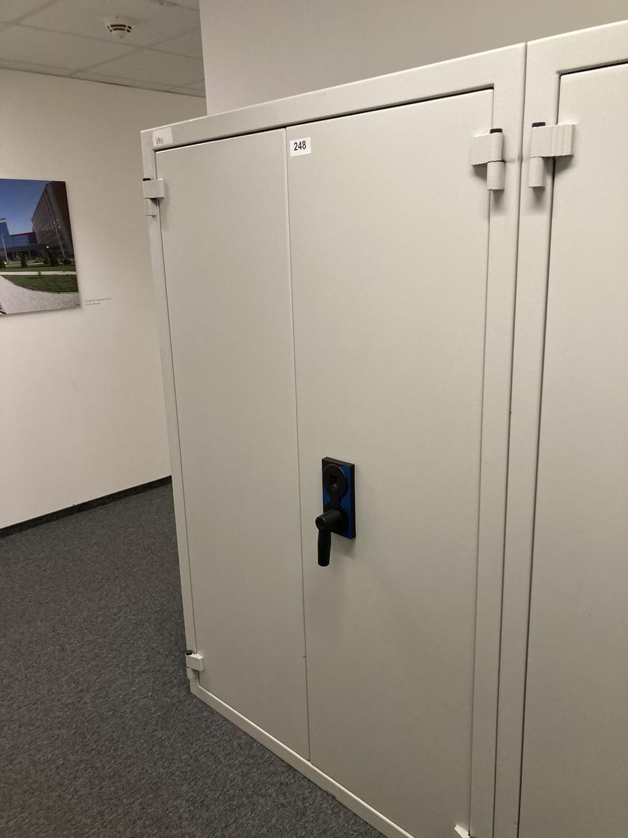 Feuerfester Aktenschrank, Maße: ca. 126 x 60 x 195 cm